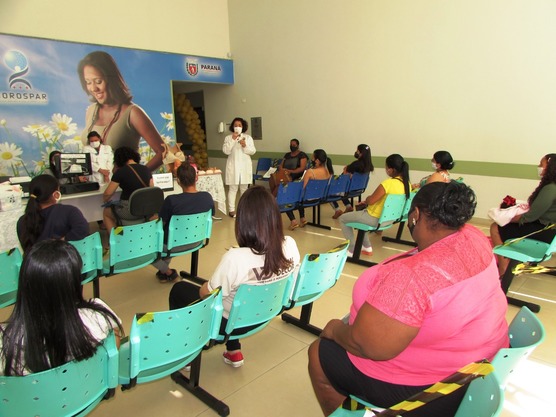 As palestras são realizadas diariamente. Todas as participantes são presenteadas com fraldas descartáveis doadas por parceiros do projeto. 